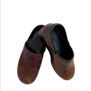🔥Dansko size 35, brushed brown in color, excellent pre owned condition ❤️